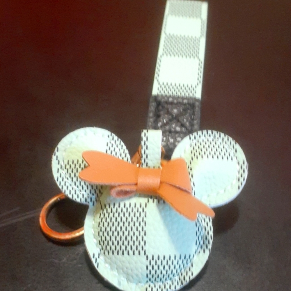 NWOT MICKEY MOUSE HEAD KEYCHAIN